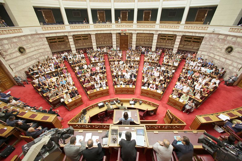 Ο Τσίπρας ενημερώνει τη Βουλή κι ο Μητσοτάκης σκέφτεται την πρόταση μομφής