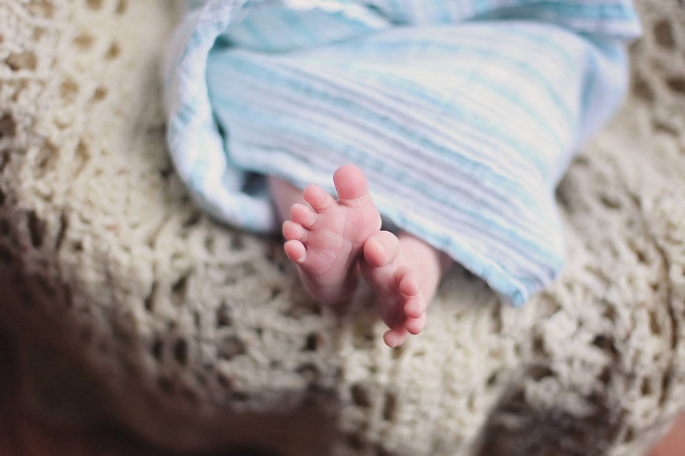 Επίδομα γέννησης: Πήρε ΦΕΚ και μετρά αντίστροφα για τη λειτουργία της