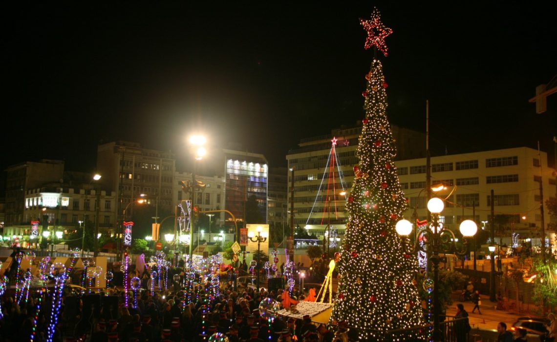 Ένα μεγάλο χριστουγεννιάτικο δέντρο… στολίζει τον Πειραιά