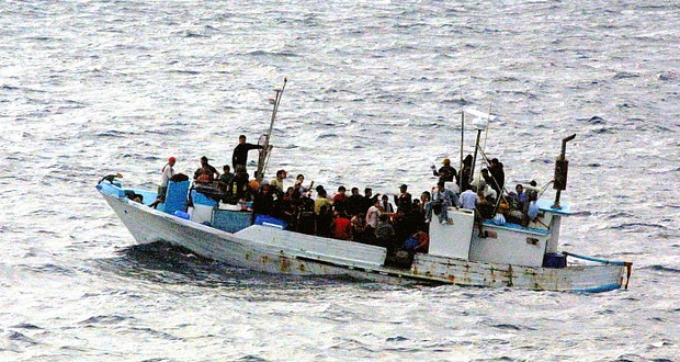 Κεφαλονιά: Εντοπίστηκε σκάφος με ΙΤΑΛΙΚΗ σημαία και 35 πρόσφυγες και μετανάστες –
