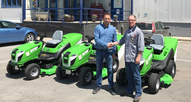 Η Μύλοι Λούλη δώρισε τρία ολοκαίνουργια αυτοκινούμενα χλοοκοπτικά μηχανήματα στον Δήμο Αλμυρού