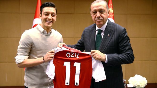 Η Γερμανική Ποδοσφαιρική Ομοσπονδία (DFB) επικρίνει τους διεθνείς της Mesut Özil και Ilkay Gündogan