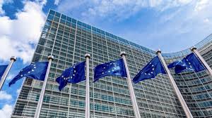 Συμφωνία των 27 να επιτρέψουν την είσοδο στην ΕΕ σε ταξιδιώτες από τρίτες χώρες που είναι πλήρως εμβολιασμένοι