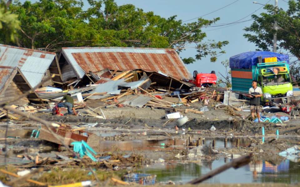 Ινδονησία: 384 νεκροί από τον ισχυρό σεισμό και το τσουνάμι (βίντεο-φωτογραφίες)
