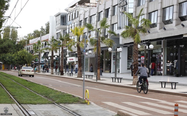 Δήμος Γλυφάδας: Ολοκληρώθηκε το πρώτο τμήμα της ανάπλασης του εμπορικού κέντρου