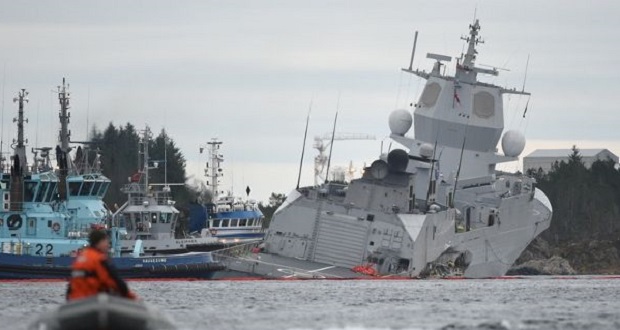 Ελληνικό τάνκερ συγκρούστηκε με φρεγάτα του ΝΑΤΟ – 7 τραυματίες, βυθίζεται το πολεμικό πλοίο (βίντεο – εικόνες)