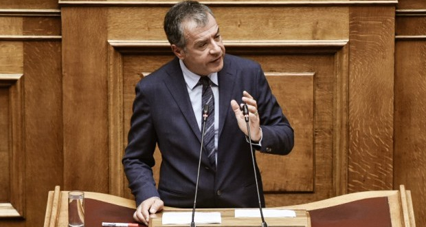 Θεοδωράκης: Η απόφαση Δανέλλη να δώσει ψήφο εμπιστοσύνης είναι η κατάντια της πολιτικής