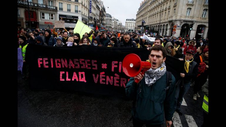 Γαλλία: Περισσότεροι από 100 οι τραυματίες στις σφοδρές συγκρούσεις αστυνομίας – «κίτρινων γιλέκων»