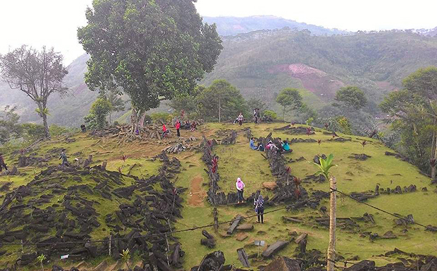 Μυστηριώδης τεράστια μεγαλιθική «πυραμίδα» 10.000 ετών θαμμένη στην Ινδονησία