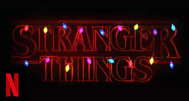 6 πρωταγωνιστές από το Stranger Things – Ένας τόνος από χαρτί περιτυλίγματος –  2 λεπτά και 15 δευτερόλεπτα γεμάτα από γιορτινή διάθεση