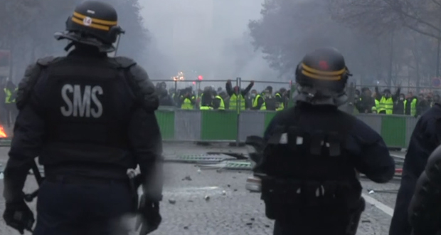 Το Παρίσι στις «φλόγες»: Τι είναι τα «κίτρινα γιλέκα» και γιατί εξεγέρθηκαν κατά του Μακρόν