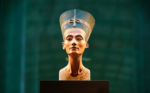 Από το 2005 αγωνίζεται ο Ζαχί Χαουάς, πρώην υπουργός Αρχαιοτήτων της Αιγύπτου, για να επιστρέψει στην Αίγυπτο το άγαλμα της Νεφερτίτης…
