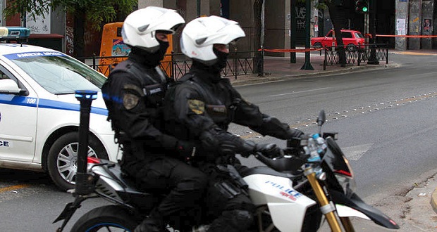Σε καραντίνα 14 αστυνομικοί στην Αθήνα: Τους έφτυσε 26χρονος που επέστρεψε από τη Βρετανία