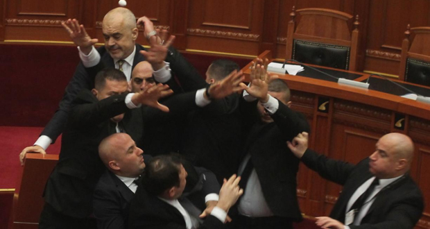 Πέταξαν αυγό στον Ράμα μέσα στο αλβανικό κοινοβούλιο (βίντεο)
