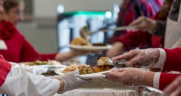 Εορταστικά γεύματα σε αστέγους από την Κοινωφελή Δημοτική Επιχείρηση Πειραιά