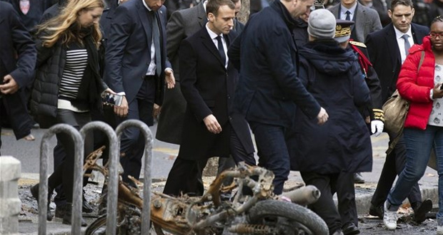 Γαλλία: Την επιβολή κατάστασης έκτακτης ανάγκης εξετάζει μετά τις καταστροφές ο Μακρόν