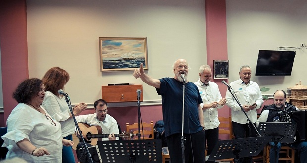 Διον. Σαββόπουλος και Pfizer Hellas Band κοντά στους ηλικιωμένους του Δήμου Αγίας Βαρβάρας