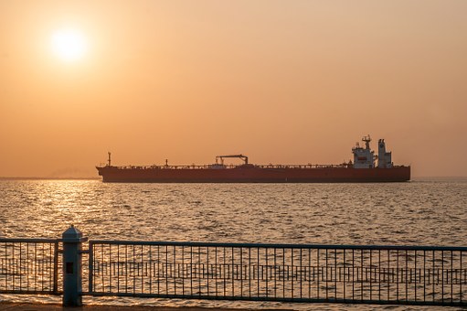 Reuters: «Επέλαση» του αμερικανικού πετρελαίου στην Ευρώπη, καθώς «εκδιώκονται» Ιράν και Βενεζουέλα