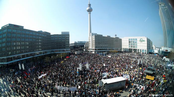 Διαδηλώσεις υπέρ της απαλλοτρίωσης ακινήτων στη Γερμανία – Έλλειψη διαμερισμάτων σε προσιτές τιμές και υψηλά νοίκια