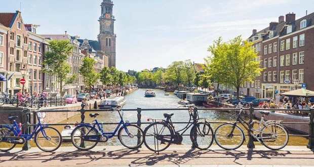Το Εθνικό Συμβούλιο Τουρισμού της Ολλανδίας αντιμετωπίζει πλέον σαν απειλή τον υπέρο­γκο αριθμό των τουριστών που επισκέπτονται τη χώρα