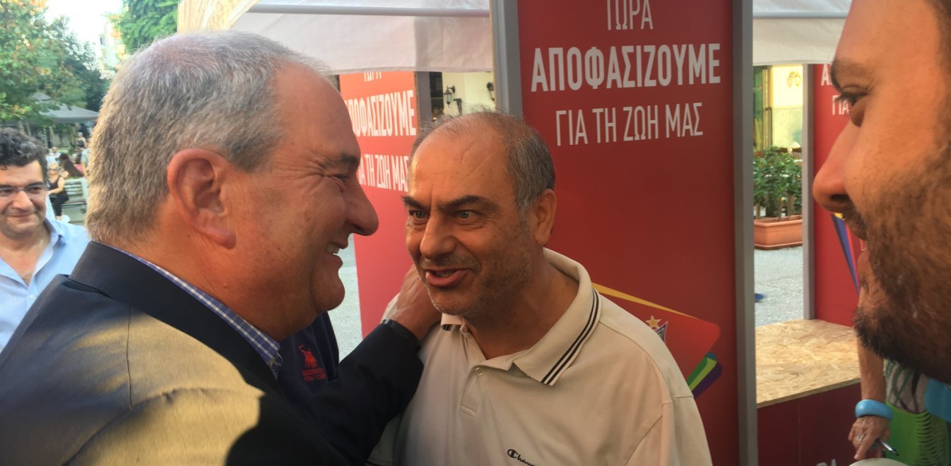 Καραμανλής σε εκλογικό κέντρο του ΣΥΡΙΖΑ: Καλό κουράγιο! – Αποθεωτική υποδοχή του πρώην πρωθυπουργού (βίντεο)