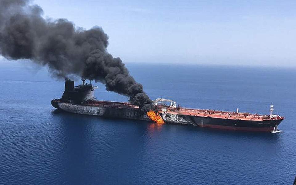 Συναγερμός στον Κόλπο του Ομάν – «Τορπίλη» στην τιμή του πετρελαίου