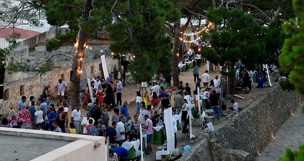 Μια μαγική βραδιά με κρητικό κρασί, στο επιβλητικό κάστρο της Φορτέτζας, έζησαν έλληνες και ξένοι επισκέπτες στο Ρέθυμνο