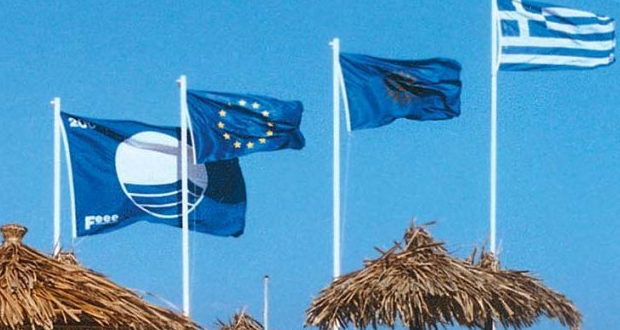 «Κατεβαίνουν» 17 «Γαλάζιες Σημαίες» – Δείτε σε ποιες παραλίες