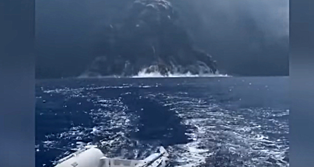Βίντεο που κόβει την ανάσα: Σκάφος σε απόσταση αναπνοής από ενεργό ηφαίστειο