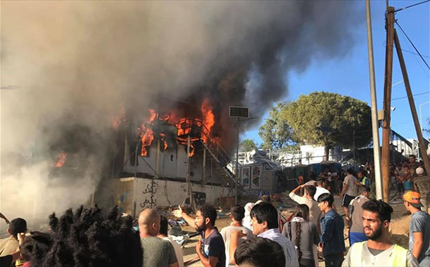 Λέσβος: Πυρκαγιά και ένταση εντός του καταυλισμού στη Μόρια – 2 νεκροί