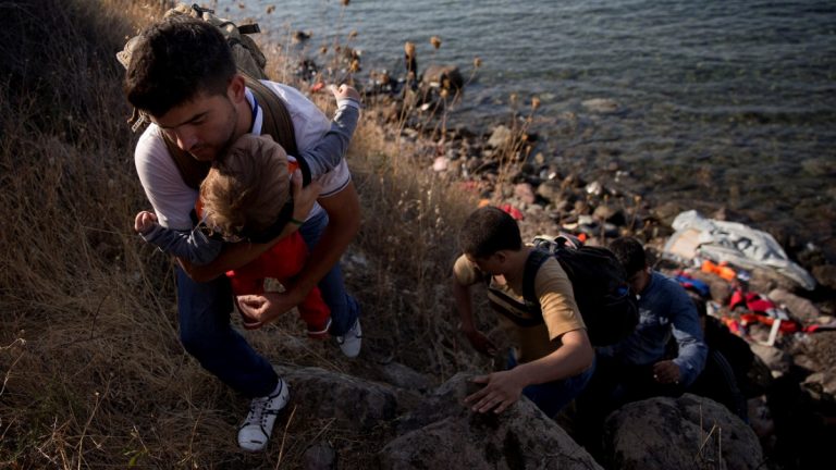 Ανακάλυψε τη… μαγική λύση η κυβέρνηση: Πλωτό φράγμα κατά προσφύγων!