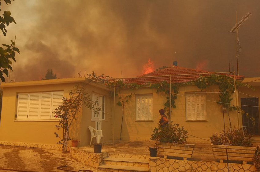 Κόλαση στη Ζάκυνθο: Η φωτιά έφτασε στα πρώτα σπίτια – Εκκενώθηκε το χωριό Κερί