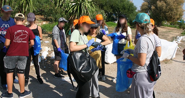 Εθελοντικός καθαρισμός στην παραλία της Φρεαττύδας από μαθητές του Ζαννείου Πειραματικού Λυκείου Πειραιά