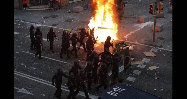 Εικόνες χάους στη Βαρκελώνη: Συγκρούσεις διαδηλωτών με την αστυνομία (εικόνες)