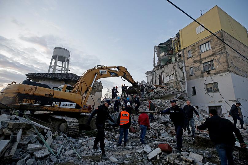 Ισχυρός σεισμός 6,4 βαθμών στην Αλβανία – 15 άνθρωποι σκοτώθηκαν σύμφωνα με το αλβανικό υπουργείο Άμυνας
