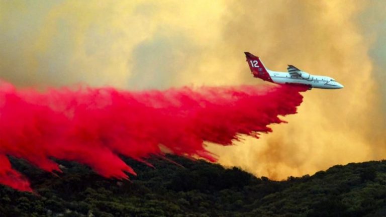 Νέα πυρκαγιά απειλεί σπίτια στην Καλιφόρνια: Οι Αμερικανοί πυροσβέστες συνεχίζουν τη μάχη με τις φλόγες