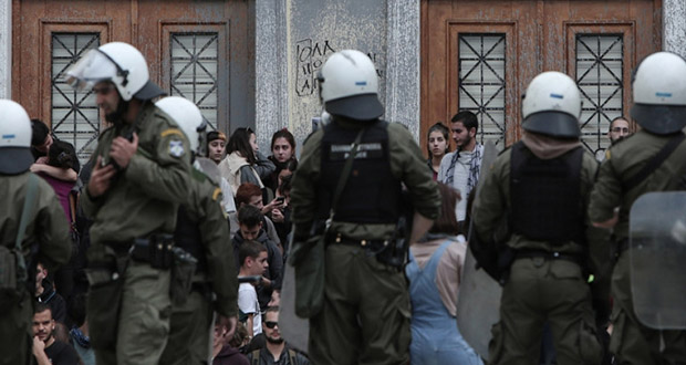 Έφοδος αστυνομίας στην ΑΣΟΕΕ: «Ο ΣΥΡΙΖΑ στηρίζει τους μπαχαλάκηδες», λέει η κυβέρνηση