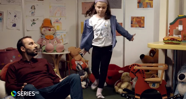 “Comedy Kids”: το νέο τηλεπαιχνίδι για γονείς και παιδιά με τον Γιώργο Χατζηπαύλου, σε παραγωγή COSMOTE TV