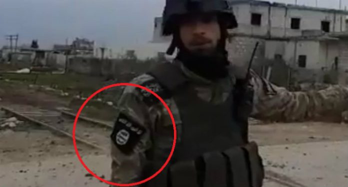 Οι «μετριοπαθείς αντάρτες» που υποστηρίζονται από την Τουρκία φορούν διακριτικά του ISIS (video)