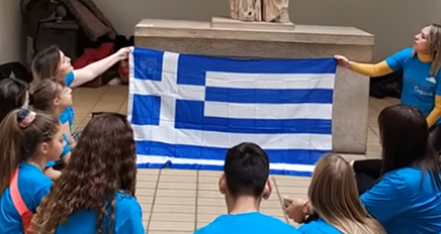 Μαθητές από την Κρήτη τραγουδούν το «Τζιβαέρι» μπροστά από την Καρυάτιδα στο Βρετανικό Μουσείο (video)