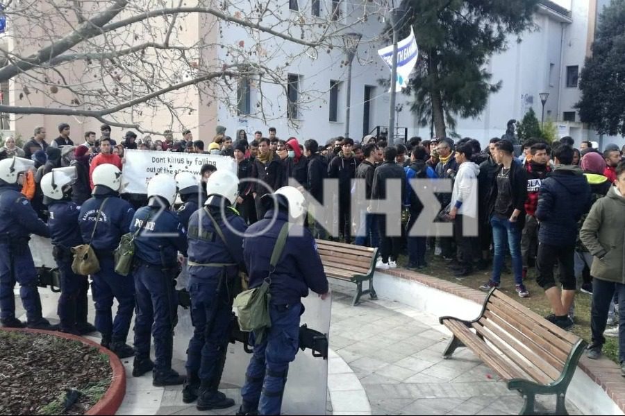 Μεταναστευτικό: Εκρυθμη η κατάσταση στην Μόρια – Οργή κατοίκων και άγρια επεισόδια (video)