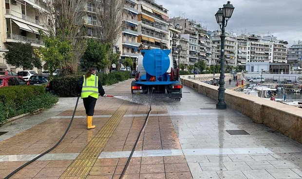 Προληπτική απολύμανση κοινόχρηστων χώρων και οχημάτων του Τομέα Καθαριότητας από τον Δήμο Πειραιά