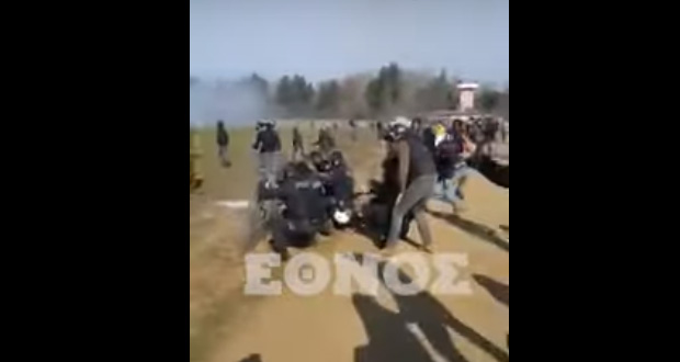 Video – ντοκουμέντο: Τούρκοι αστυνομικοί εκτοξεύουν τα δακρυγόνα στην Ελλάδα