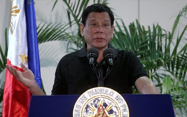 Αφού δεν μπόρεσε να «εκτελέσει» τον ιό και να τον εμποδίσει να εξαπλωθεί στη χώρα, είπε να αρχίσει να εκτελεί τους Φιλιππινέζους