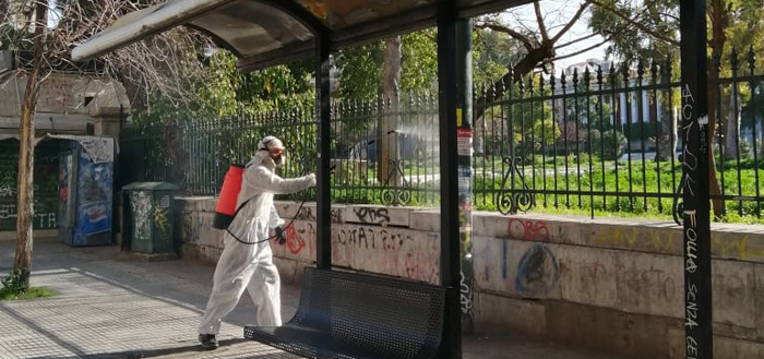 Καθημερινή απολύμανση σε 750 στάσεις λεωφορείων και τρόλεϊ από τον Δήμο Αθηναίων