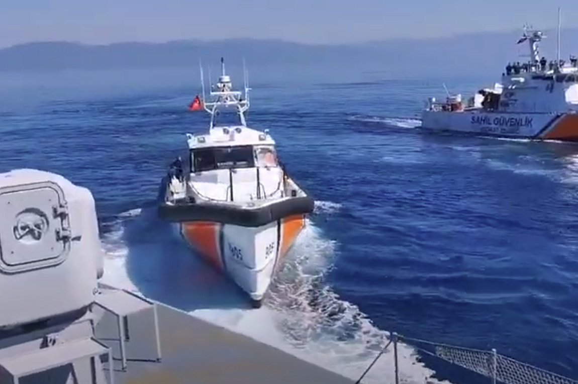 Νέα πρόκληση από την Άγκυρα: Τουρκικά σκάφη προσπάθησαν να προωθήσουν λέμβο με μετανάστες στη Μυτιλήνη – Βίντεο-ντοκουμέντο