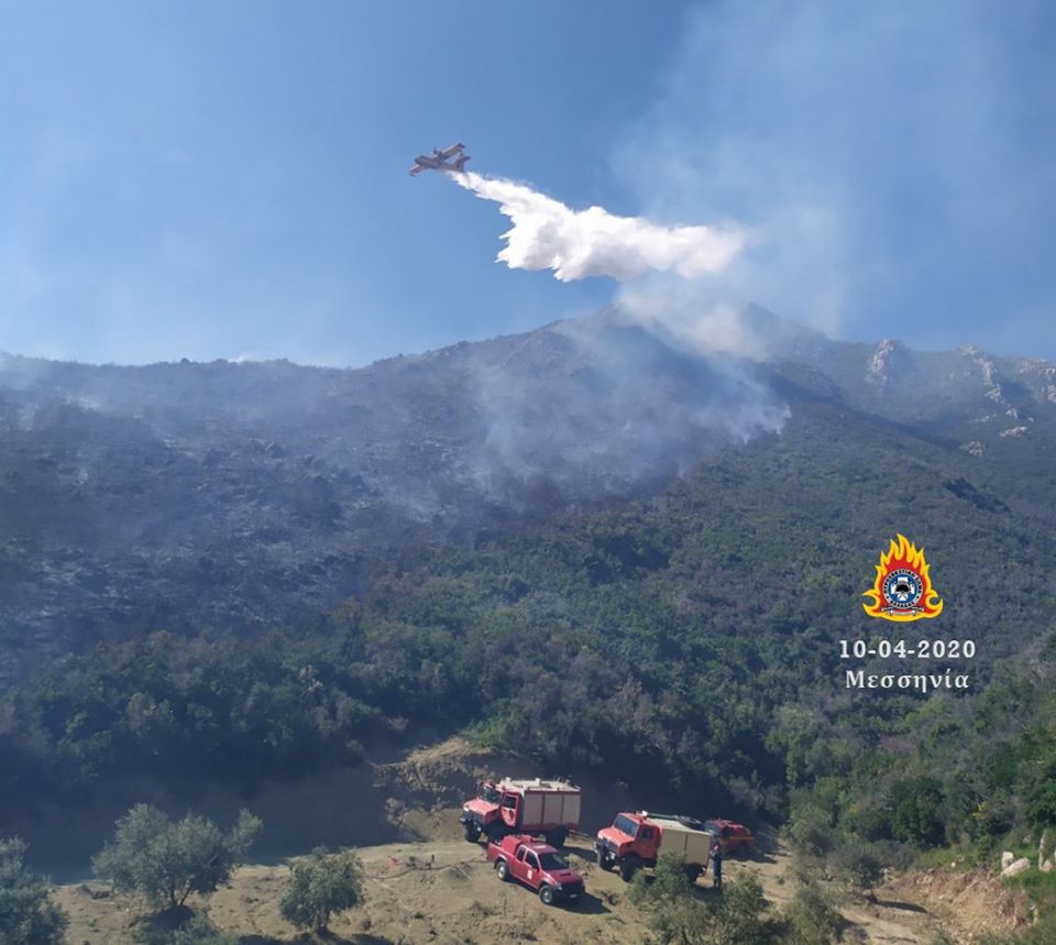 Πυρκαγιά στη Βάρης-Κορωπίου – Έχουν πληγεί επιχειρήσεις και σπίτια