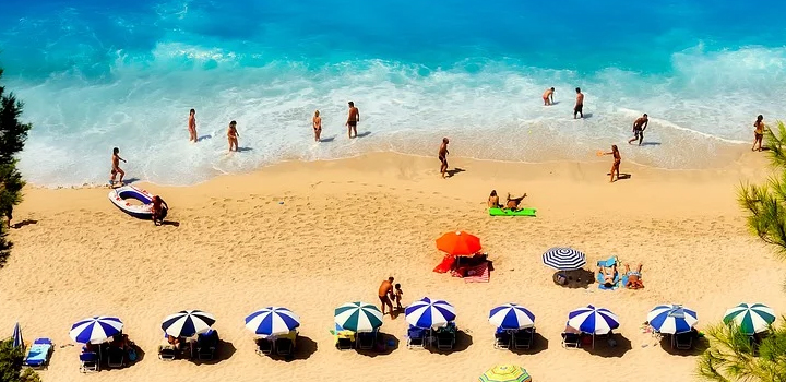 Καλοκαιρινές διακοπές: το ΕΚ ζητά μεγαλύτερη σαφήνεια για τον τουρισμό εν μέσω κρίσης