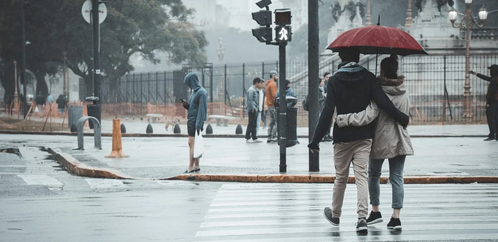 Meteo: Ψυχρό μέτωπο φέρνει βροχές και πτώση της θερμοκρασίας τις επόμενες ώρες