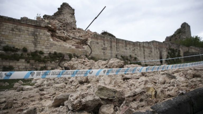Κωνσταντινούπολη: Κατέρρευσε τμήμα των Θεοδοσιανών Τειχών (video)